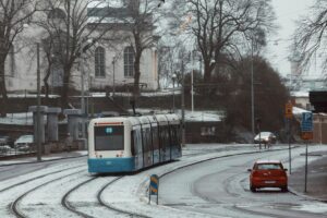 I bilden ser vi en snöäckad gata där en blå och vit spårvagn rullar på spåren. Ett rött fordon står till vänster och i bakgrunden finns en vit kyrka. Liksom att navigera på en snöig gata kräver noggrannhet, kräver effektiva strategier för Twitter i Sverige att förstå din målgrupp. Använd relevanta hashtags, dela engagerande innehåll och interagera med andra användare för att öka din synlighet och påverkan.