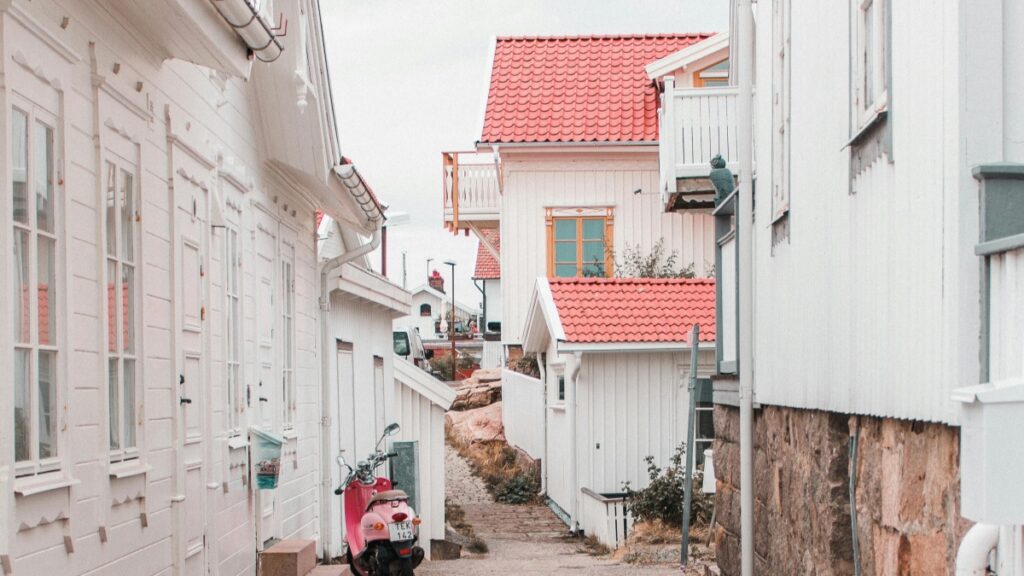 En charmig gränd med vita hus och röda tak i en nordisk by.Hur man tjänar pengar på Bigo Live:engagera sig med följare,tjäna på virtuella gåvor och hitta sponsorer för att maximera intäkter.