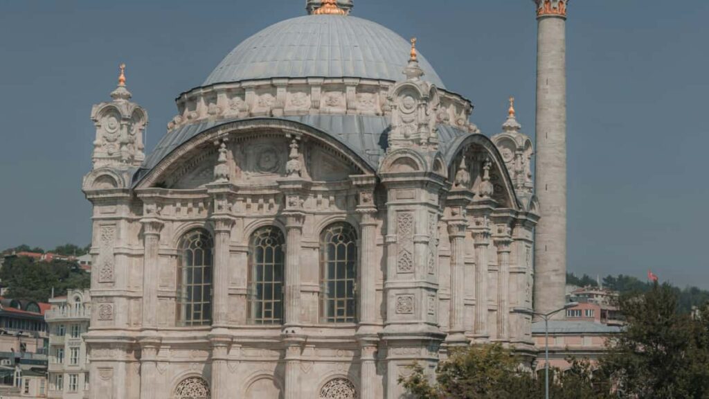 Praktisk guide for svenska kreatorer: hur du nar UKmarken pa Disney Plus for recensioner av larplattformar och far samarbete.