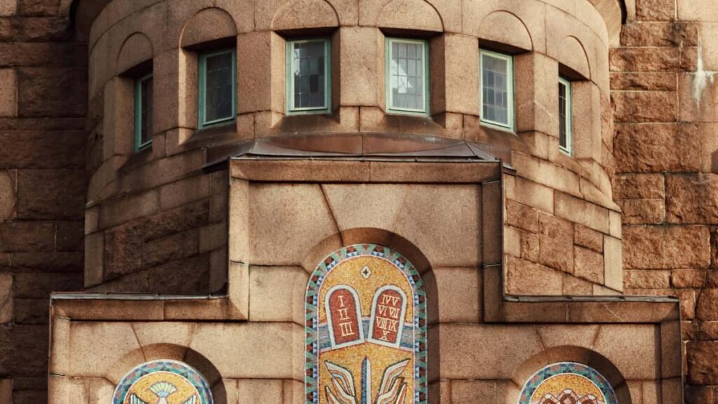 Praktisk guide for svenska creators: hur du hittar, pitchar och skapar content at UAE-varumarken pa Moj fran trendvinkel till konkreta steg.