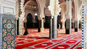 Praktisk guide for svenska annonsorer: hur du hittar iranska TikTokskapare for UGCkampanjer, med taktiska steg, riskhantering och verktyg.