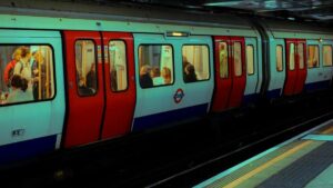 Praktisk guide for svenska kreatorer: hur du nar franska varumarken via WhatsApp for samarbeten kring halsa, steg-for-steg pitch, lokalanpassning och fallgropar.