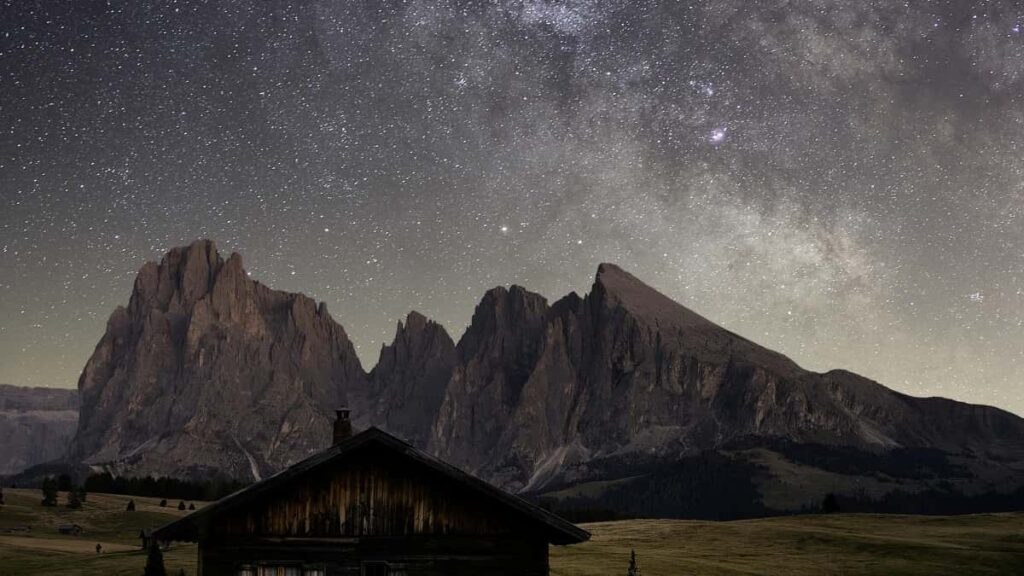 Praktisk guide for svenska annonsorer: hur du hittar och samarbetar med armeniska Clubhouseskapare for battre varumarkessentiment.